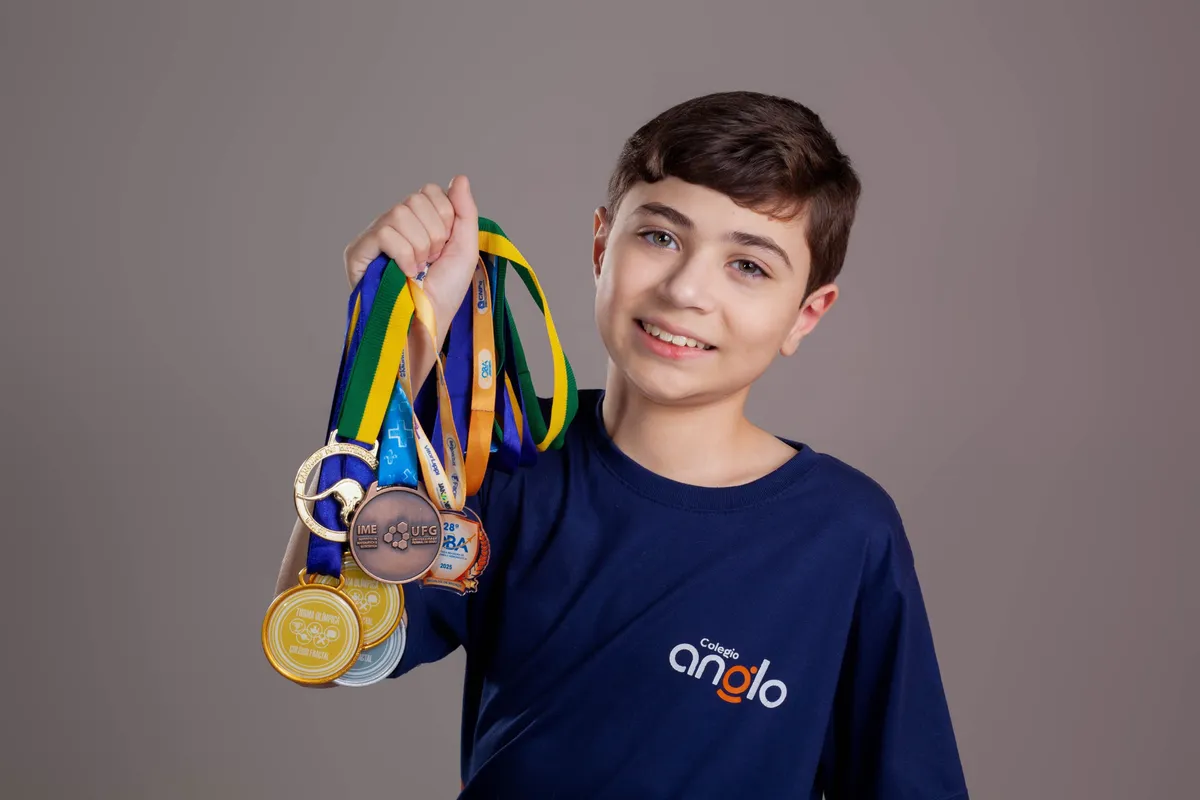 Alunos do Anglo com medalhas